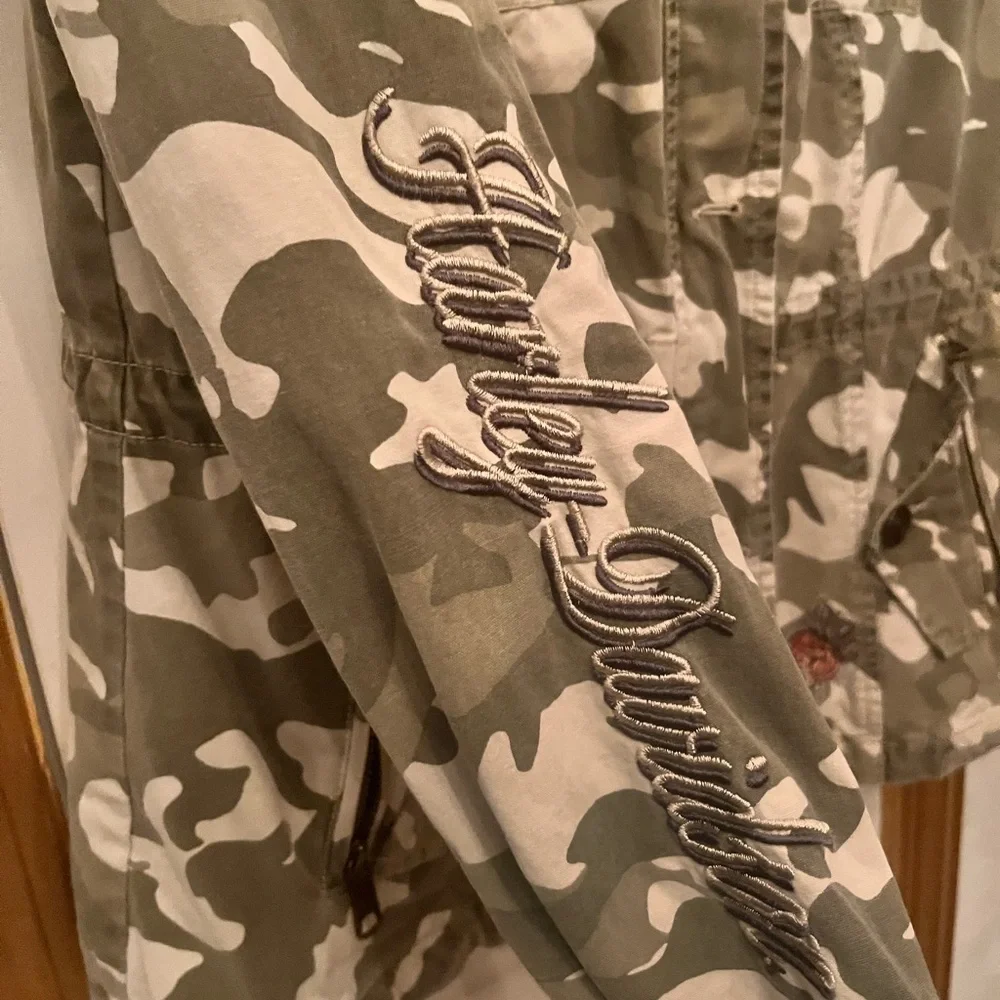 Harley Davidson Women’s utility jacket featuring camo/rose details Sz M - Picture 4 of 8